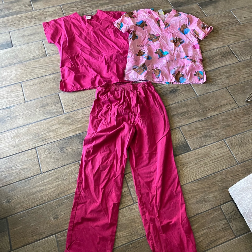 Size small scrub set
